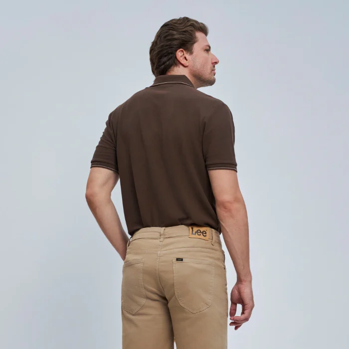 Camisa Polo Lee® Piquet Marrom Masculina - Imagem 3